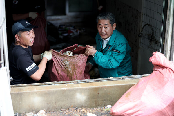 기록적인 폭우로 피해를 입은 인천 서구 수해복구 현장을 방문했다, 사진 / 인처광역시의회 제공