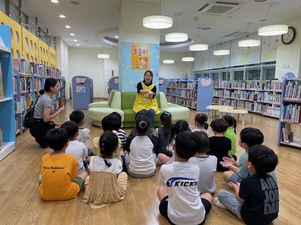 어린이집, 유치원 원아와 초등 1~2학년을 대상으로 ‘2025년 하반기 도서관 현장체험학습’을 진행 중이다, 사진 / 경기도교육청평생학습관 제공