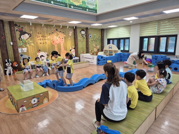 경기도 내 5세 유아 450명을 대상으로 여름방학 ‘유․초 이음교실’을 진행 중이다, 사진 / 경기도교육청남부유아체험교육원 제공
