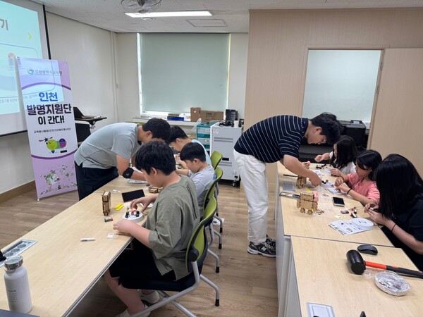 석모도 해명초등학교에서 ‘찾아가는 발명교육 봉사활동’을 운영 중이다, 사진 / 인천광역시교육청 제공