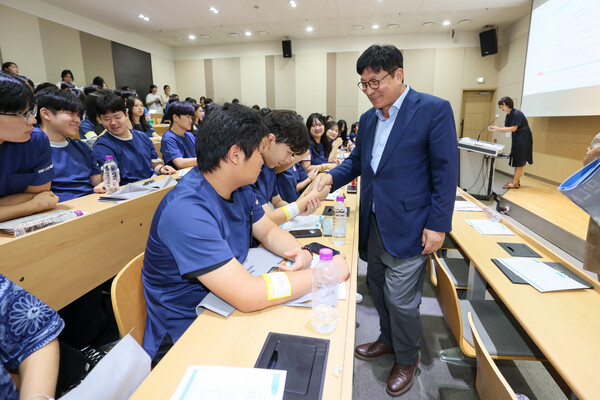 인하대학교 60주년 강의실에서 ‘학교 미래 건강인재 양성 간호 체험 교육 – 「간호사의 길을 만나다」’에 참석해 이야기를 나누는 중이다, 사진 / 인천광역시교육청 제공