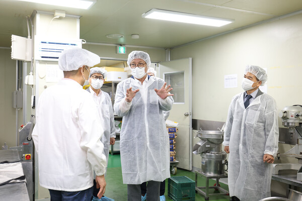 인천 연수구 소재 ㈜안스베이커리를 방문해 직업계고 학생들을 만나 이야기를 나누고 있다, 사진 / 인천광역시교육청 제공