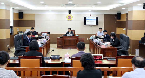 인천광역시의회 건설교통위원회 계산종합의료단지 도시개발사업 소위원회(위원장 김대중)는 지난 19일 제5차 회의를 열어 계산종합의료단지 도시개발사업의 현안과 정상화 방안을 심층 논의 중이다, 사진 / 인천광역시의회 제공