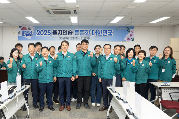 인천광역시교육청 을지상황실을 방문해 을지연습 3일차 주요 일정을 함께하며 훈련 진행 상황을 청취하고 직원들과 함께 화이팅하고 있다, 사진 / 인천광역시의회 교육위원회 제공