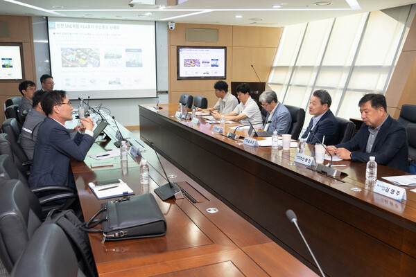 인천광역시의회 산업경제위원회에서 주요 에너지와 환경 시설을 점검 후 소통을 나누는 중이다, 사진 / 인천광역시의회 산업경제위원회 제공