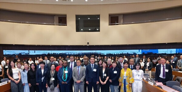 태국 방콕 소재 유엔 컨퍼런스센터(UNCC)에서 ‘제5회 저탄소도시 국제포럼’을 개최 후 기념 사진을 촬영 중이다, 사진 / 인천광역시청 제공
