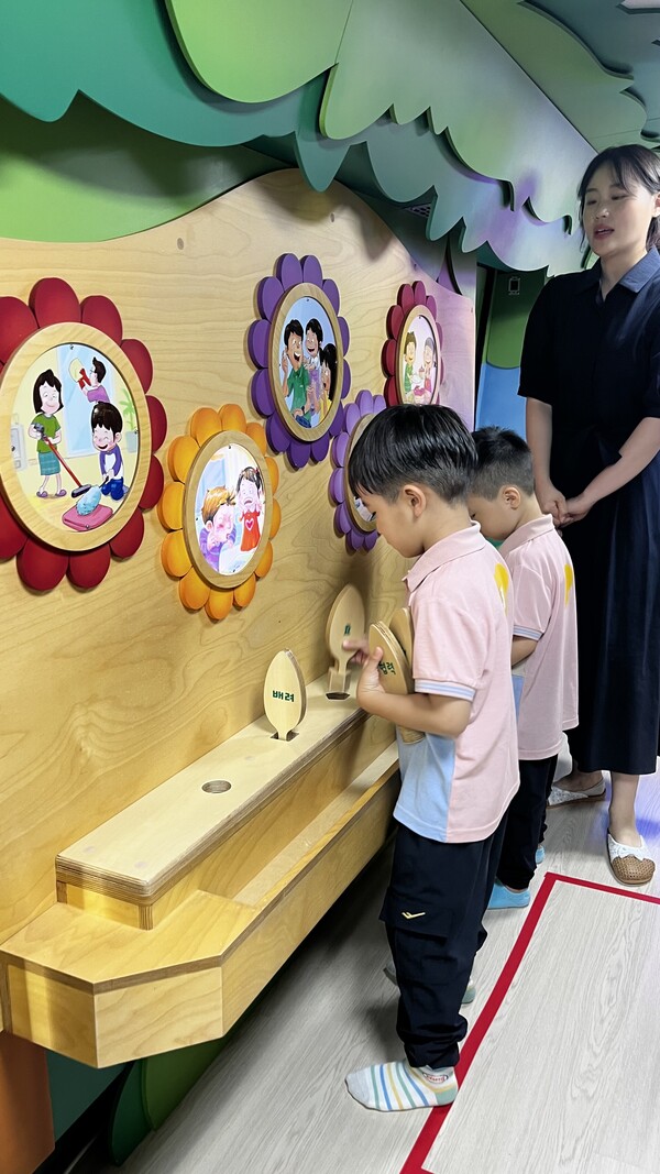 경기도북부육아종합지원센터와 협력하여 ‘증강현실(AR) 인성버스 체험 프로그램’을 운영 중이다, 사진 / 경기도교육청북부유아체험교육원 제공