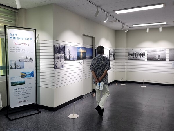 사진동호회 ‘삶마담’의 세 번째 전시회 ‘빛 따라, 반영 따라’ 현장, 사진 / 인천광역시교육청서구도서관 제공