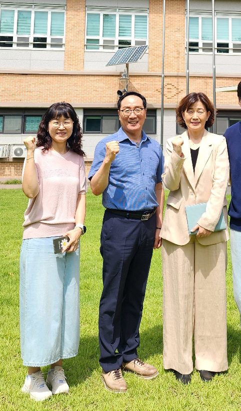 인천미추홀학교를 방문해 특수교육 현장을 직접 점검 후 기념 촬영을 진행 중이다, 사진 / 인천광역시의회 제공