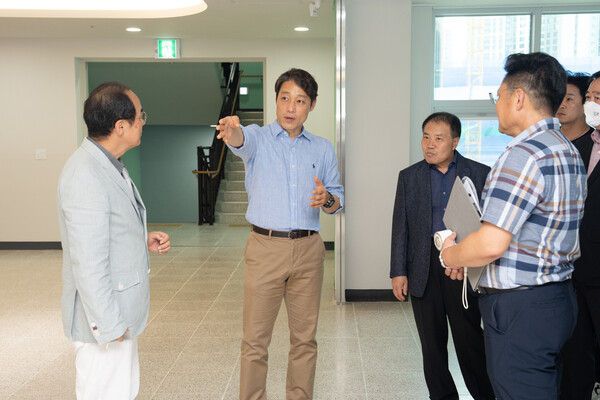 인천광역시의회 교육위원회에서 다음 달 1일 개교를 앞둔 인천신검단초등학교를 방문해 개교 준비 상황을 점검 중이다, 사진 / 인천광역시의회 교육위원회 제공