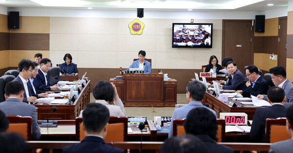 인천광역시의회 교육위원회에서 ‘제303회 임시회’ 제1차 교육위원회를 진행 중이다, 사진 / 인천광역시의회 제공