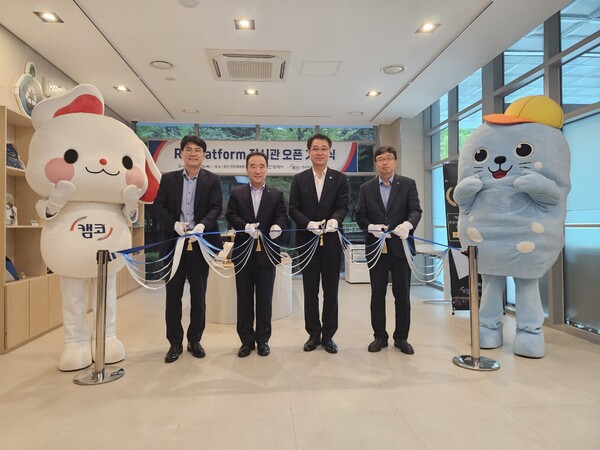 인천광역시(시장 유정복)와 캠코 인천지역본부가 자원순환 홍보전시관 ‘리:플랫폼(Re:Platform)’을 개관 후 기념 사진을 촬영 중이다, 사진 / 인천광역시청 제공