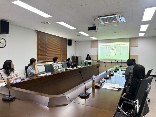  '2025년 인천 지역 기반형 유아교육·보육 혁신지원' 사업의 성공적인 추진을 위해 지역 협의체 회의를 진행 중이다, 사진 / 인천광역시교육청 제공
