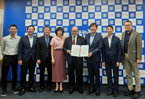 서울대학교 공과대학 김영오 학장(오른쪽에서 세 번째)과 후인 꾸옛 탕 하노이과학기술대학교 총장(오른쪽에서 네 번째)을 비롯한 양교 관계자들이 양해각서 교환 후 기념사진을 촬영하고 있다, 사진 / 서울대학교 공과대학 제공