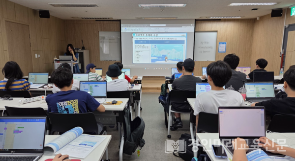 학생들이 노트북과 교구를 활용해 집중적으로 코딩 실습하는 모습
