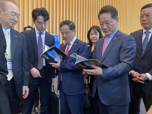 ‘2025 인차이나포럼 국제 콘퍼런스’에 참석한 유정복 인천시장과 다이빙 주한중국대사가 '인천지창'을 살펴보는 중이다, 사진 / 인천광역시청 제공