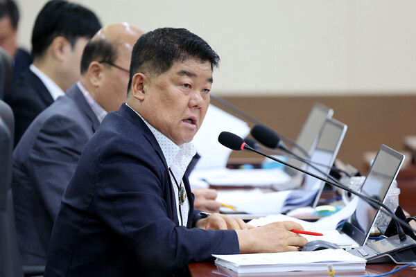 '제303회 임시회'에서 박창호 의원(국·비례)이 '인천광역시 착한가격업소 지원에 관한 조례 일부개정조례안'을 발의 중이다, 사진 / 인천광역시의회 산업경제위원회 제공