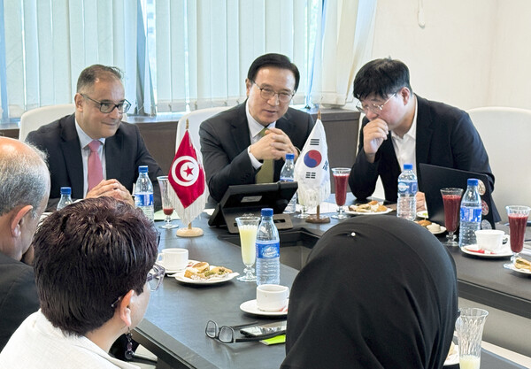 임태희 경기도교육감이 튀니지 교육부 산하 주요 기관인 국가교육기술센터를 방문해 튀니지 교육 현황을 확인하고 협력 방안을 논의하는 중이다, 사진 / 경기도교육청 제공