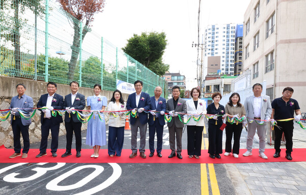 인천약산초등학교에서 '통학로 개통식'을 진행 후 기념 사진을 촬영 중이다, 사진 / 인천광역시교육청 제공