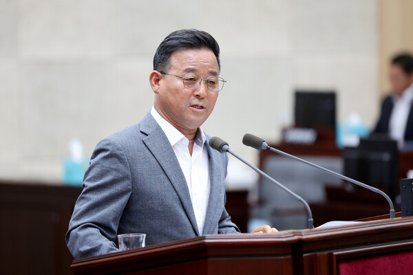 인천광역시의회 김재동 의원이 '제303회 인천시의회 임시회' 본회의 시정질문을 진행 중이다, 사진 / 인천광역시의회 제공