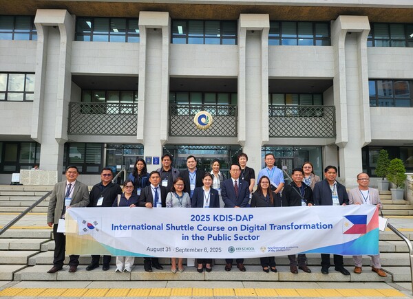 필리핀 지방공무원 연수단이 9월 4일 인천을 방문 후 기념 사진을 촬영 중이다, 사진 / 인천광역시청 제공