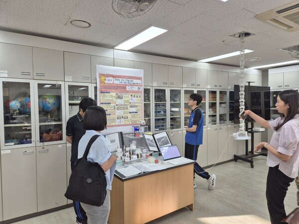 인천석남중학교에서 과학탐구산출물 컨설팅을 진행 중이다, 사진 / 인천광역시교육청AI융합교육원 제공