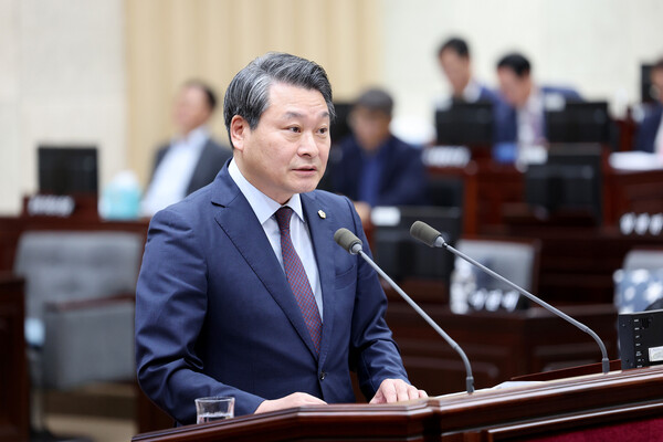 인천광역시의회 산업경제위원회 소속 김유곤 의원이 수도권매립지 제4매립장을 국가정원으로 조성할 것을 제안 중이다, 사진 / 인천광역시의회 산업경제위원회 제공