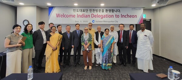 인천 하버파크호텔에서 ‘2025 인천국제평화콘퍼런스’를 성공적으로 개최 후 기념 사진을 촬영 중이다, 사진 / 인천광역시청 제공