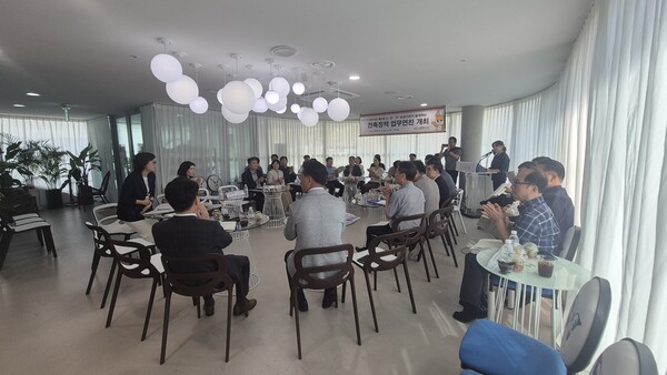 서구 상생마을 도시재생현장지원센터에서 '2025년 제3회 시·군·구 및 유관기관 건축 정책 업무연찬'을 진행 중이다, 사진 / 인천광역시청 제공