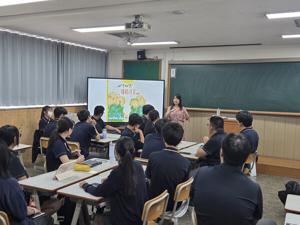 '읽걷쓰'(읽고, 걷고, 쓰기) 교육을 기반으로 한 그림책 창작 프로그램을 진행 중이다, 사진 / 인천남부교육지원청 제공