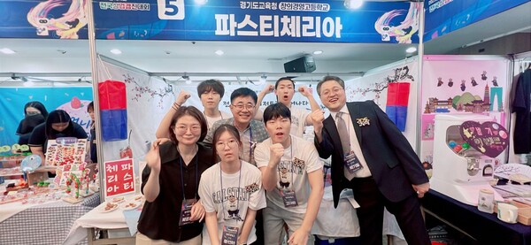 경주에서 열린 ‘제15회 전국상업경진대회’에서 전 종목 최다 수상이라는 눈부신 성과를 거두고, 기념 사진을 촬영 중이다, 사진 / 경기도교육청 제공