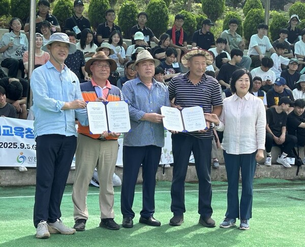 무의도 포내어촌계와 '무의 바다학교 프로그램 협력운영'을 위한 업무협약을 체결 후 기념 사진을 촬영 중이다, 사진 / 인천광역시교육청 제공
