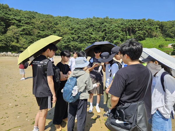 대이작도에서 '섬으로 가는 바다학교 해양진로워크숍'을 진행 중이다, 사진 / 인천광역시교육청 제공