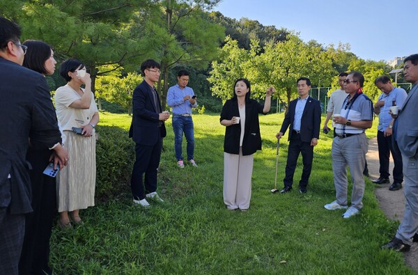 인천광역시의회 문화복지위원회 유경희 위원장이 파크골프장 확충 방안을 논의하는 현장 간담회를 진행 중이다, 사진 / 인천광역시의회 문화복지위원회 제공