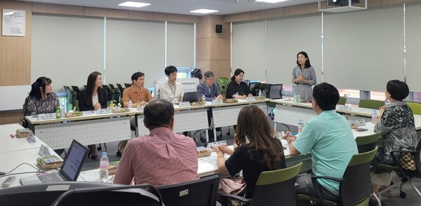 '2025 인성교육 활성화 정담회'를 진행 중이다, 사진 / 경기도교육청 제공