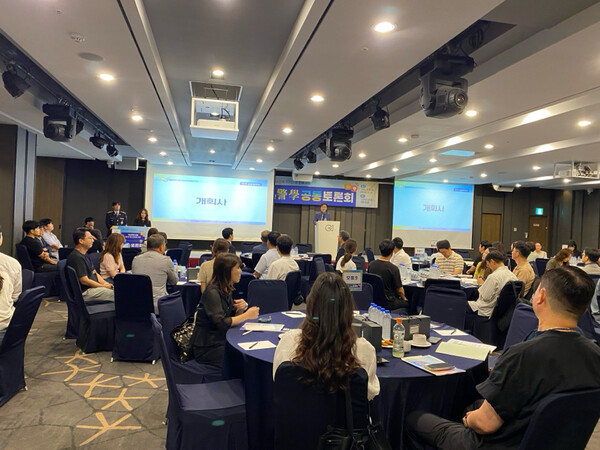 인천경찰청과 함께 '학교폭력 대응 패러다임 전환을 위한 경-학 공동 토론회'를 진행 중이다, 사진 / 인천광역시교육청 제공