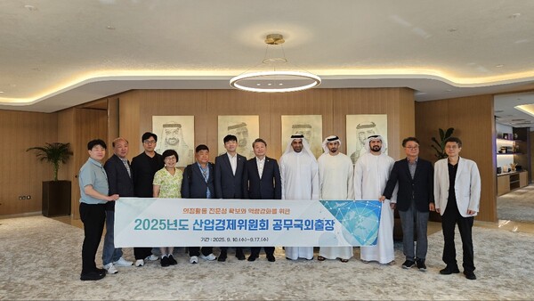 두바이 상공회의소를 방문해 H.E. Mohammad Lootah(모하메드 루타) 회장과 면담을 가진 후 기념 사진을 촬영 중이다, 사진 / 인천광역시의회 산업경제위원회 제공