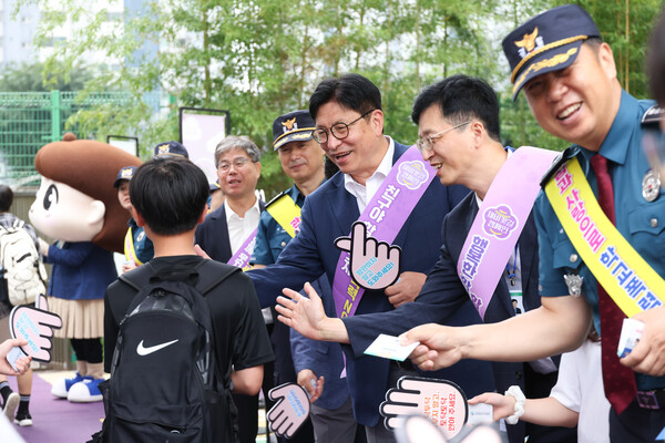 인천연성초등학교에서 교육공동체가 함께하는 학교폭력 예방 ‘제비꽃길 캠페인’을 진행 중이다, 사진 / 인천광역시교육청 제공