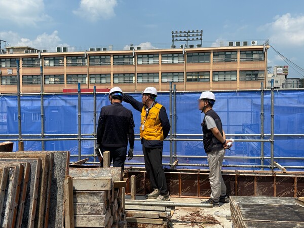 ‘건설공사 제3기 시민감리단’ 운영으로 학교 건설 현장을 점검 중이다, 사진 / 경기도교육청 제공