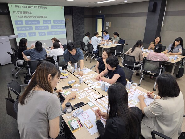 관내 초·중·고 교사 110명을 대상으로 ‘읽걷쓰카드 활용 수업 설계 연수’를 진행 중이다, 사진 / 인천광역시교육청 제공