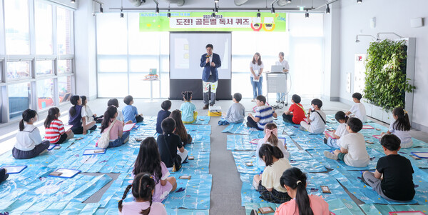 가재울꿈어린이도서관 야외마당에서 열린 ‘2025 읽걷쓰 가재울꿈 어린이 책 축제’에 참석해 시민들과 소통 중이다, 사진 / 인천광역시교육청 제공