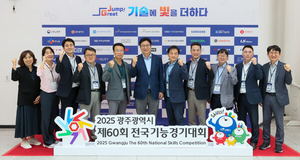 광주에서 개최된 제60회 전국기능경기대회에 참석 후 기념 사진을 촬영 중이다, 사진 / 인천광역시교육청 제공