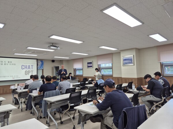 관내 품목별 농업인연구회 회원과 청년 농업인 30명을 대상으로 '생성형 AI 활용 농산물 마케팅 교육'을 진행 중이다, 사진 / 인천광역시 농업기술센터 제공