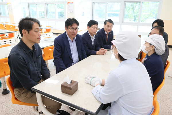 신흥여자중학교를 직접 방문해 중대재해 예방을 위한 학교 안전관리 현황을 점검 중이다, 사진 / 인천광역시교육청 제공