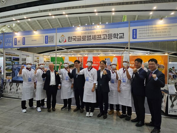 송도컨벤시아에서 ‘2025 인천직업교육박람회’와 ‘2025 글로벌 취업·창업박람회’를 마무리 후 기념 사진을 촬영 중이다, 사진 / 인천광역시의회 제공