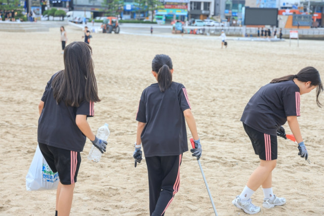 환경재단 ‘2025 청소년 해양환경교육 in 부산' 활동으로 쓰레기를 줍고 있다, 사진 / 환경재단 제공