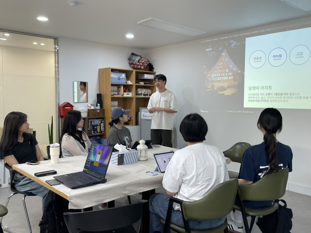 청소년이 직접 진행한 공간 기획 발표 장면. KCC반딧불서포터즈는 서초교육복지센터 이용 청소년들의 욕구조사를 바탕으로 가상의 페르소나를 설정하고, ‘담담센터’라는 기존 명칭에서 착안해 ‘담쟁이 아지트’라는 공간 콘셉트를 제안했다. 발표자는 실제 이용자 입장에서의 경험과 필요를 반영해 공간의 방향성과 기능을 설명했다, 사진 / KCC반딧불서포터즈 제공