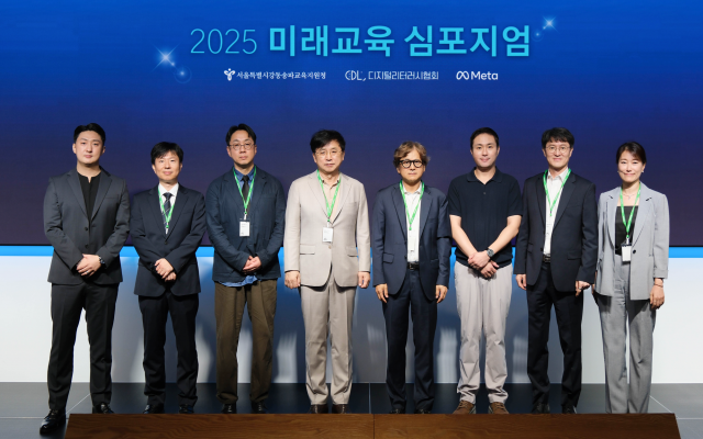 ‘2025 미래교육 심포지엄’ 공연자 및 연사. 왼쪽부터 이재혁 VR 아티스트, 강민석 강동송파교육지원청 장학사, 최민근 MBC 감독, 구수환 이태석재단 이사장, 박형주 전 아주대 총장, 이원희 메타코리아 이사, 박일준 디지털리터러시협회 회장, 김묘은 디지털리터러시협회 대표, 사진 / 디지털리터러시협회 제공