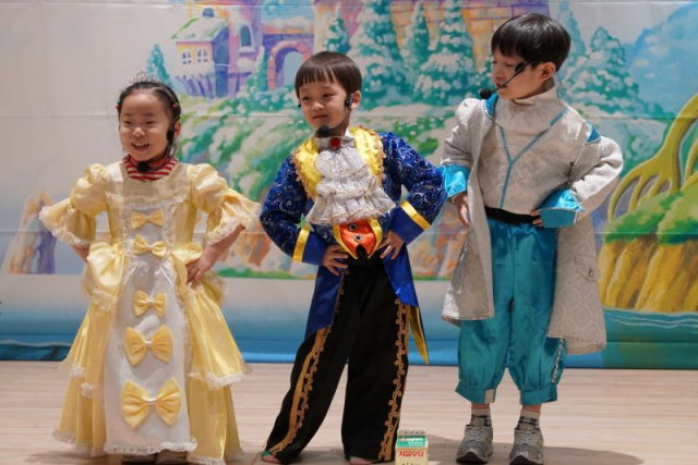 ‘뮤지컬 잉글리쉬’ 강좌 발표회에서 아이들이 발표를 하는 중이다, 사진 / 도화청소년문화의집 제공