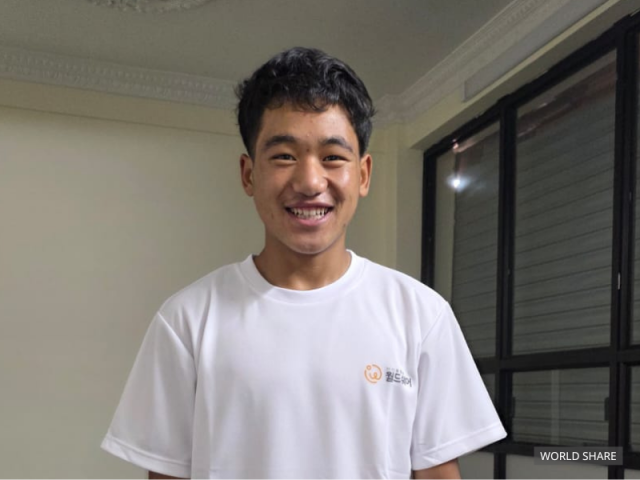 타망이 월드쉐어 네팔지부(카트만두 소재)에 방문해 환하게 웃고 있다, 사진 / 국제구호개발 NGO 월드쉐어 제공